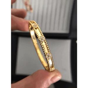 Brand new Van Cleef & Arpels  VCA  Flowers and Diamonds 18K Bracelet  17cm Arc't